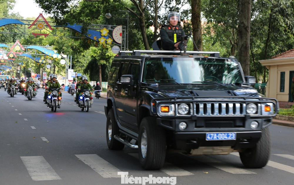 Đội nữ cảnh sát cơ động xinh đẹp ra quân trấn áp tội phạm dịp cuối năm ảnh 9