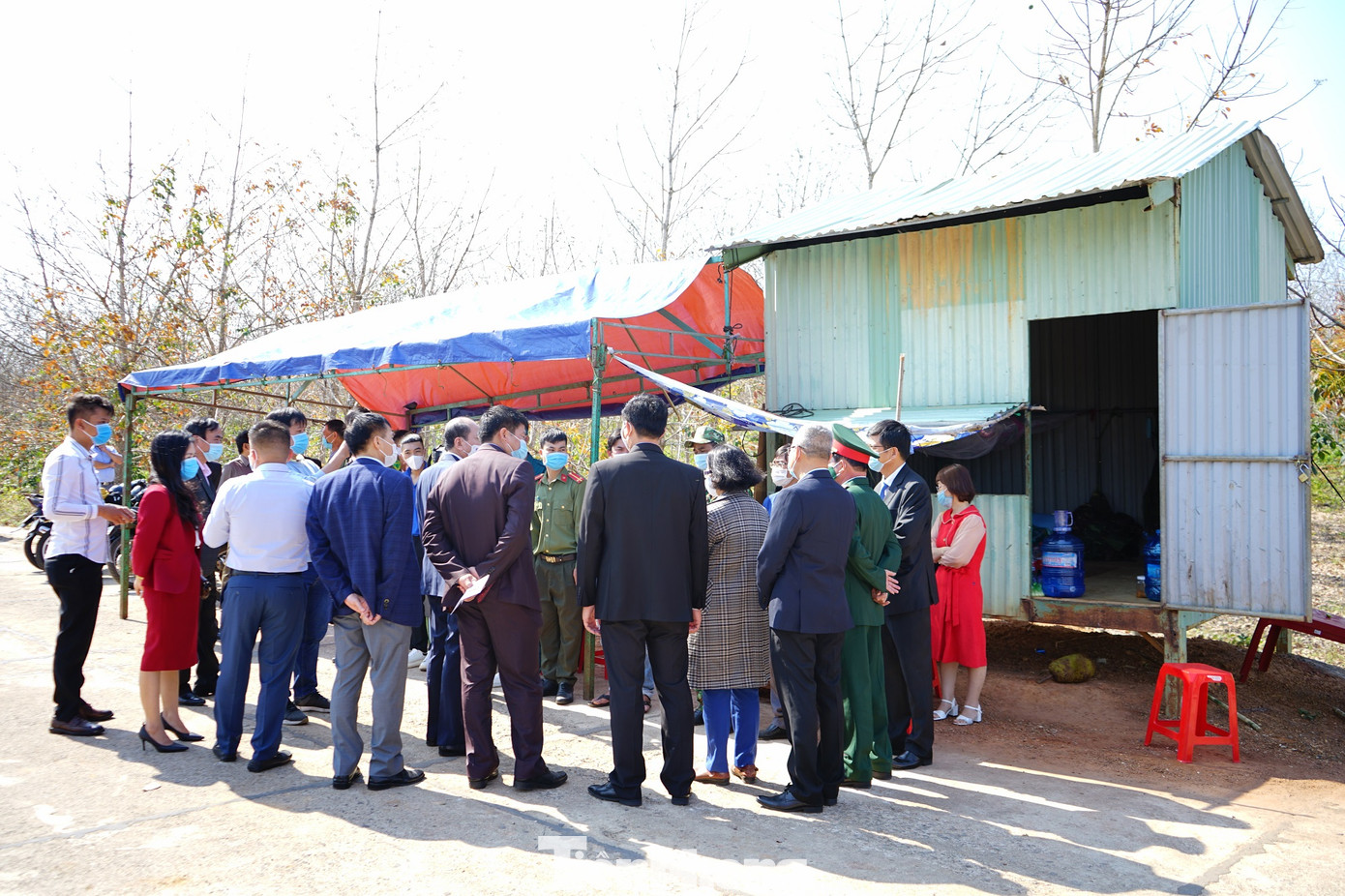 Ngày đầu năm mới, Chủ tịch Đắk Lắk đến các chốt kiểm soát dịch bệnh chúc Tết ảnh 3