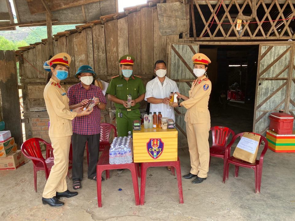 Công an Đắk Lắk trích lương ủng hộ người nghèo, phòng chống COVID-19 ảnh 6