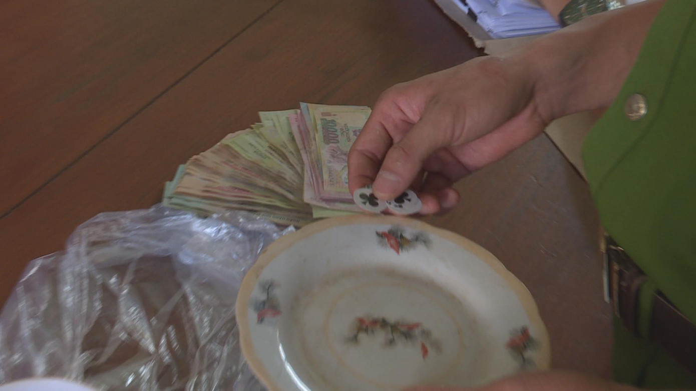 Đắk Lắk: Bắt nhóm người tổ chức đánh bạc trong rẫy vắng ảnh 1