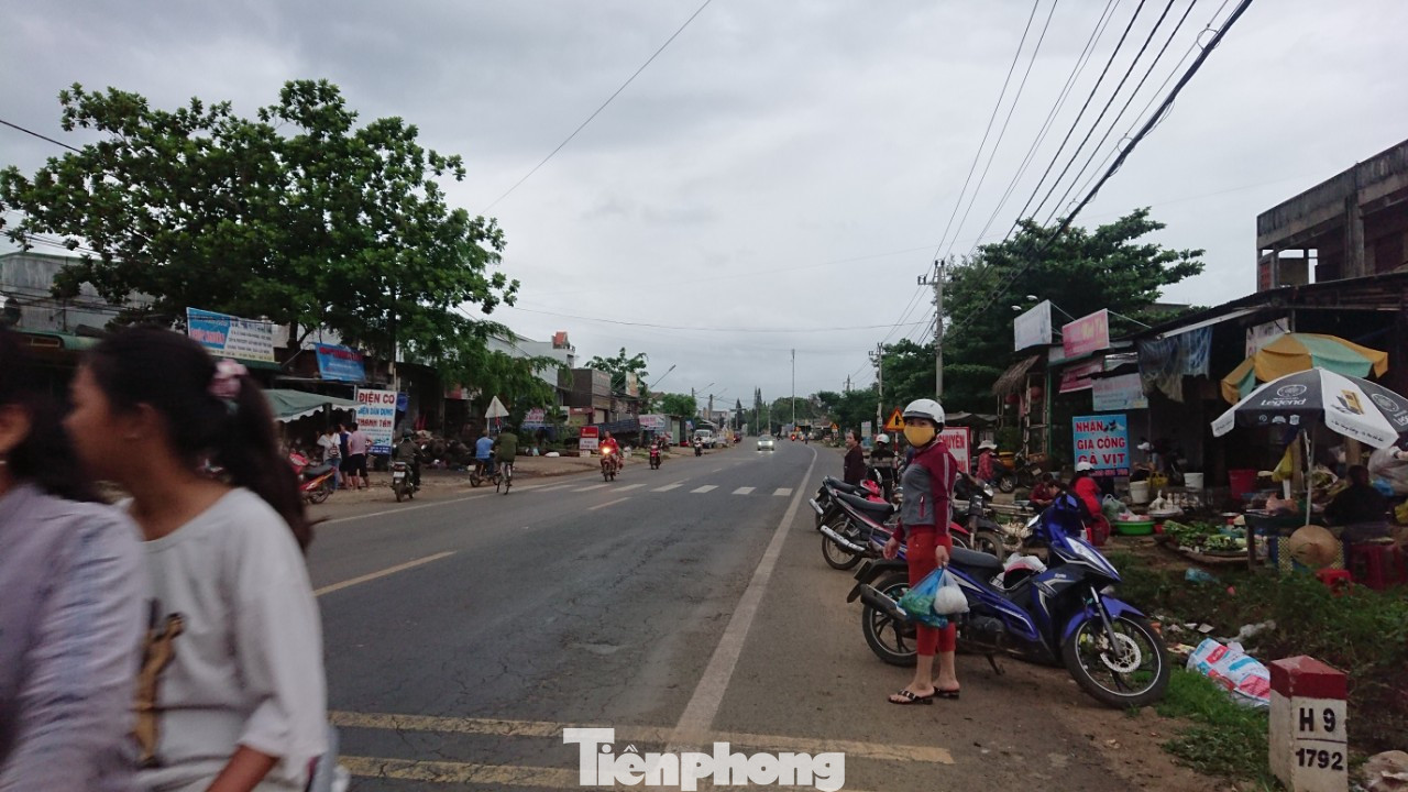 Từ vụ tai nạn thảm khốc ở Đắk Nông: Buôn bán lấn chiếm lòng lề đường bất chấp hiểm nguy ảnh 4