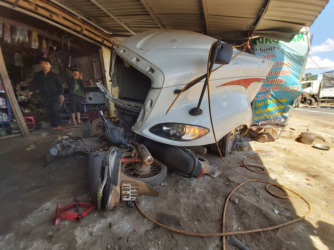 Tai nạn liên hoàn trên QL14, giao thông tê liệt nhiều giờ đồng hồ ảnh 1