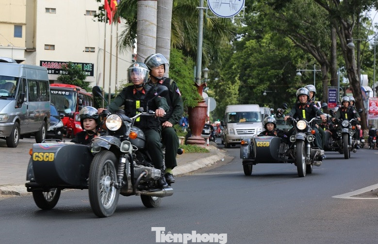 Đội nữ cảnh sát cơ động xinh đẹp ra quân trấn áp tội phạm dịp cuối năm ảnh 1