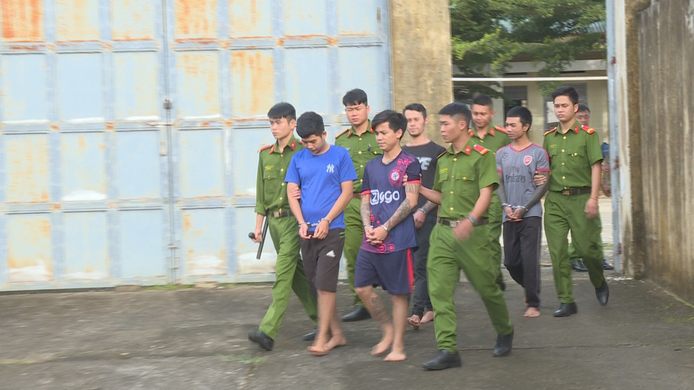 Bảo kê tiếp viên karaoke đánh khách hát tàn phế ảnh 1