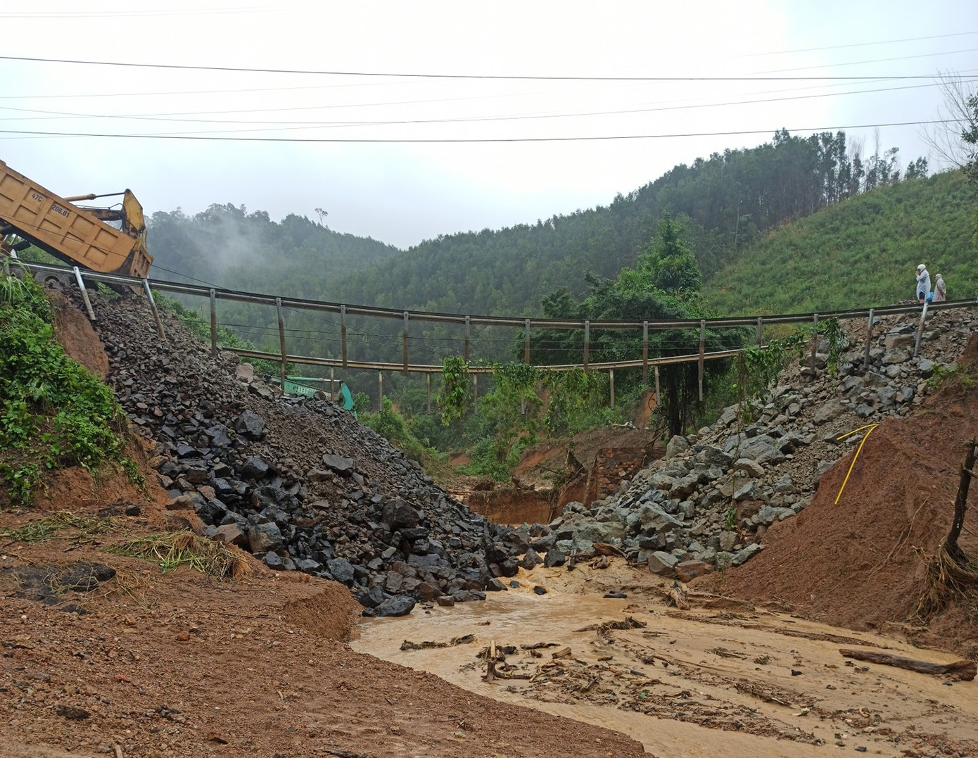 Đổ hơn 80.000 m3 đá để nối lại quốc lộ 'đứt làm đôi' ở Đắk Lắk ảnh 2