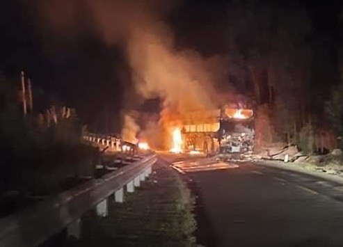 Đắk Lắk: Xe khách cháy trơ khung trên Quốc lộ 26 ảnh 1