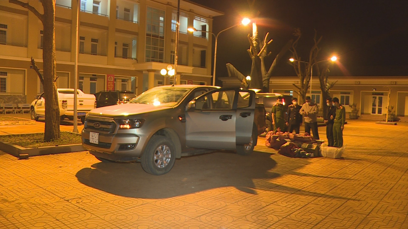 Thanh niên mang theo súng đạn để vận chuyển hàng tạ pháo hoa ảnh 1