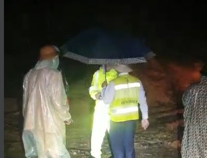 Đường Đắk Lắk-Khánh Hoà tê liệt, CSGT xuyên đêm túc trực ảnh 2