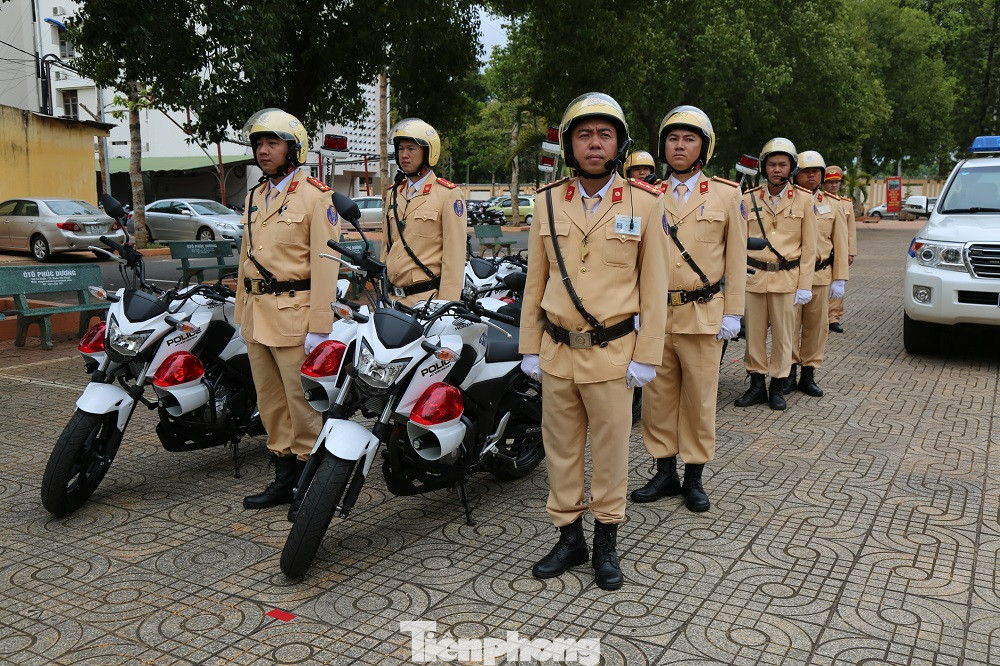 Đội nữ cảnh sát cơ động xinh đẹp ra quân trấn áp tội phạm dịp cuối năm ảnh 4