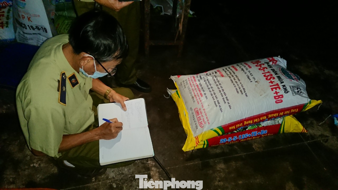 Kho hàng “chui”, bên trong có 4,4 tấn phân bón dởm ảnh 1