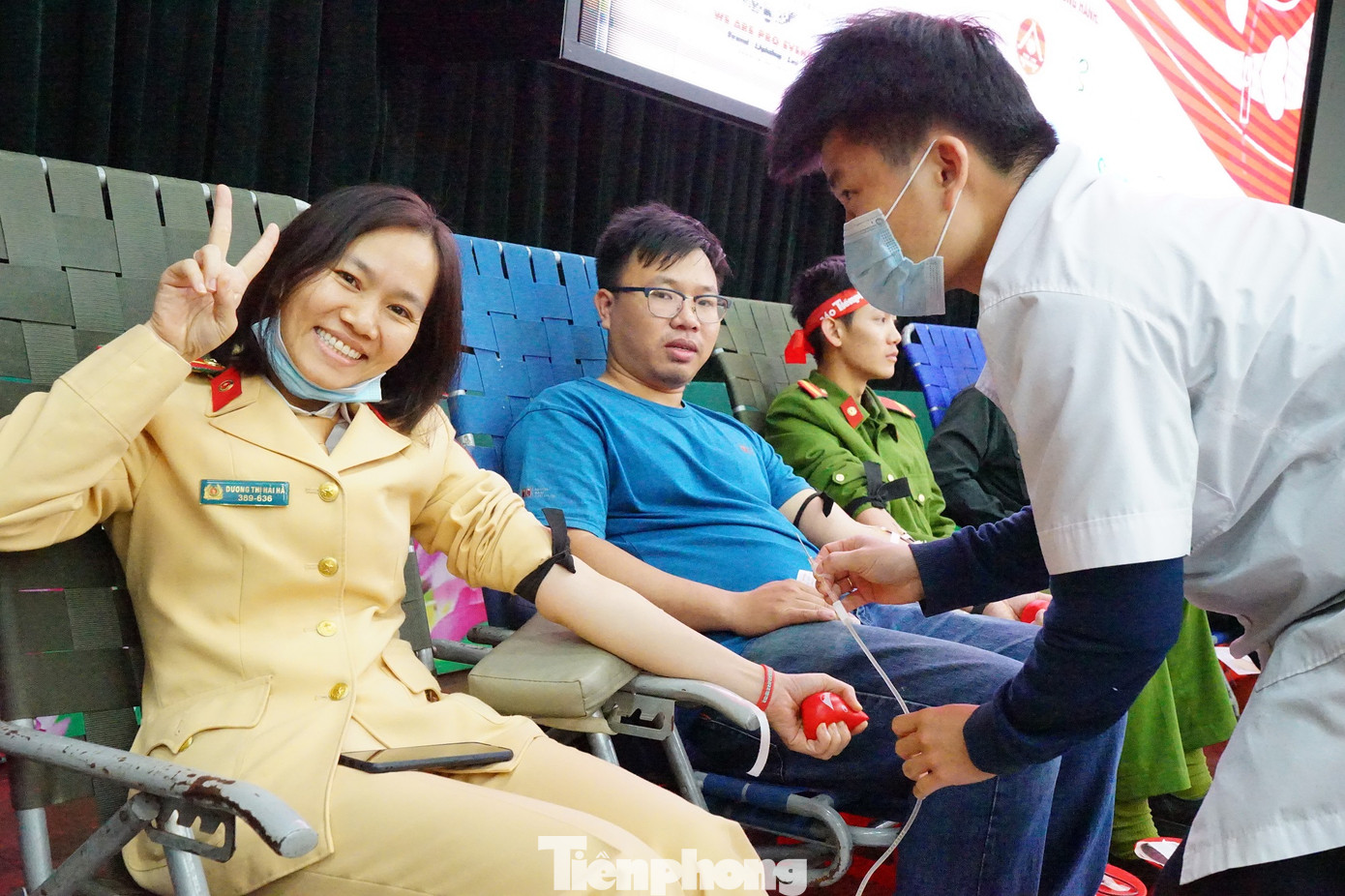 Chủ nhật Đỏ tại Công an tỉnh Đắk Lắk: Nhà tu hành, người dân vào hiến máu ảnh 11