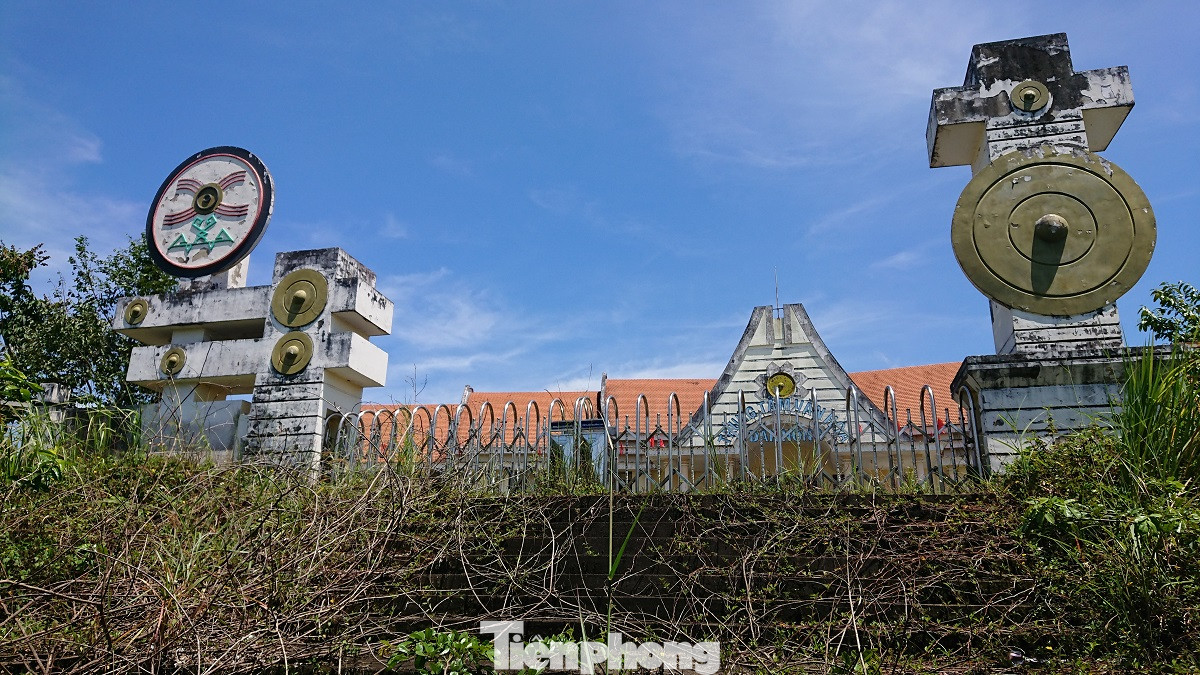 Trung tâm văn hoá xuống cấp, nhếch nhác hơn căn nhà hoang ảnh 9