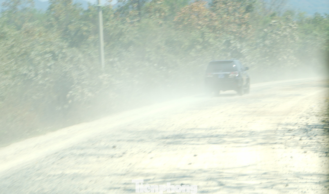 Ngày đầu năm mới, Chủ tịch Đắk Lắk đến các chốt kiểm soát dịch bệnh chúc Tết ảnh 2