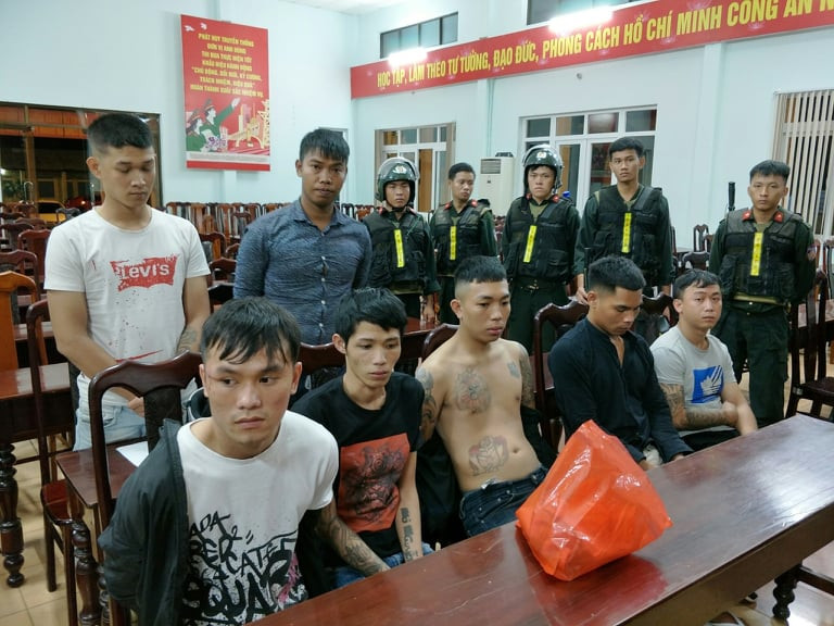 Nhóm thanh niên dùng hung khí, bom xăng hỗn chiến trong đêm ảnh 1