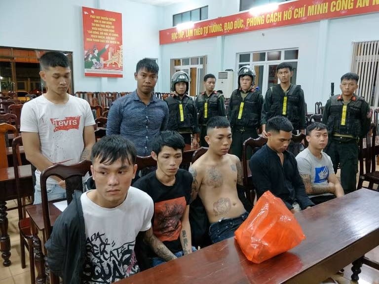 Nhóm thanh niên dùng hung khí, bom xăng hỗn chiến trong đêm ảnh 1