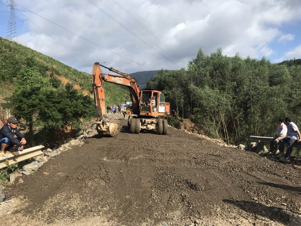 Đổ hơn 80.000 m3 đá để nối lại quốc lộ 'đứt làm đôi' ở Đắk Lắk ảnh 1