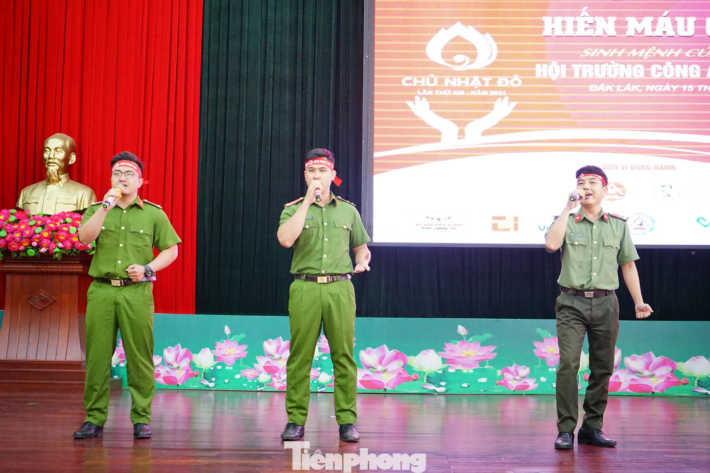 Chủ nhật Đỏ tại Công an tỉnh Đắk Lắk: Nhà tu hành, người dân vào hiến máu ảnh 1