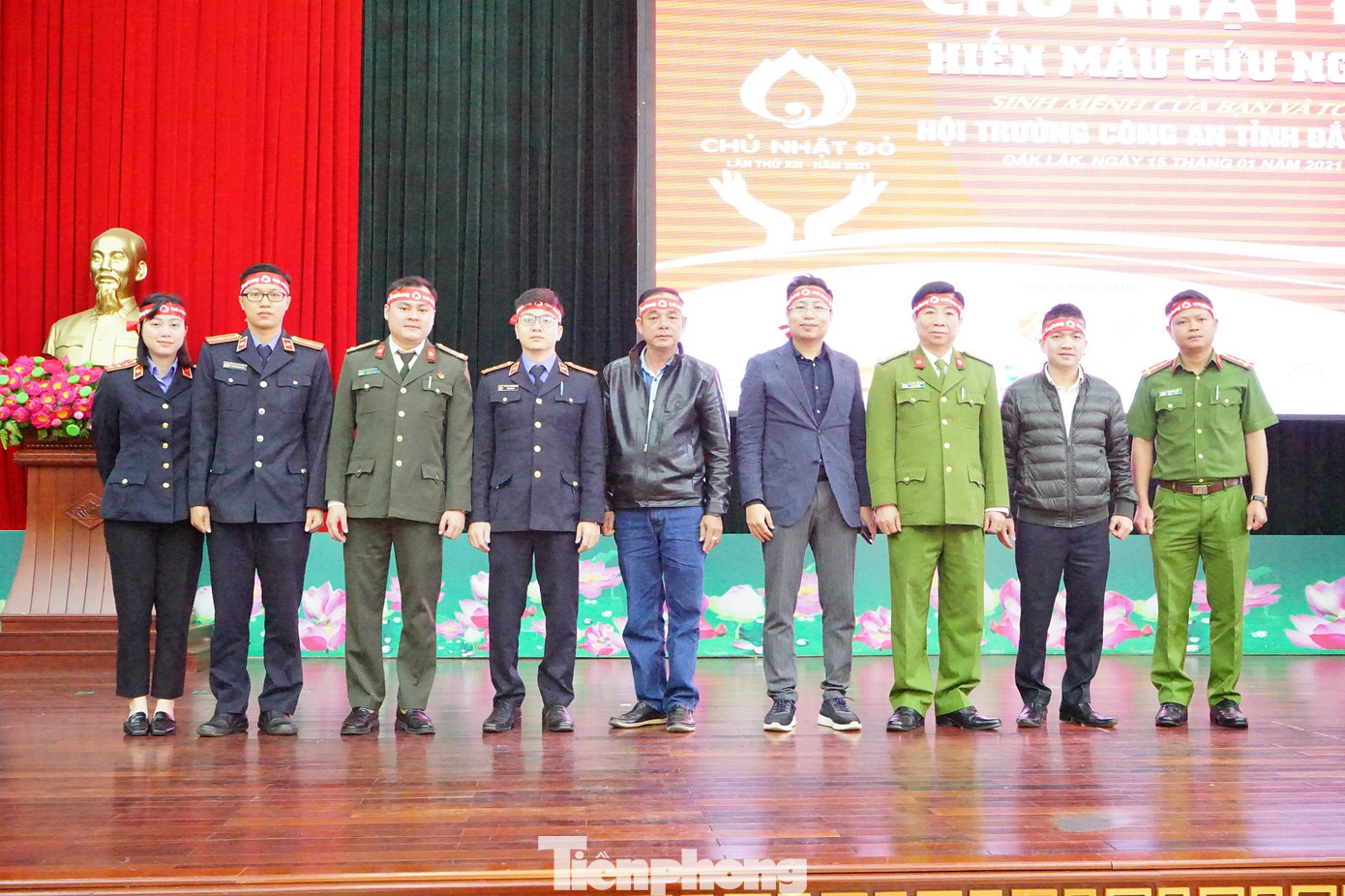 Chủ nhật Đỏ tại Công an tỉnh Đắk Lắk: Nhà tu hành, người dân vào hiến máu ảnh 7