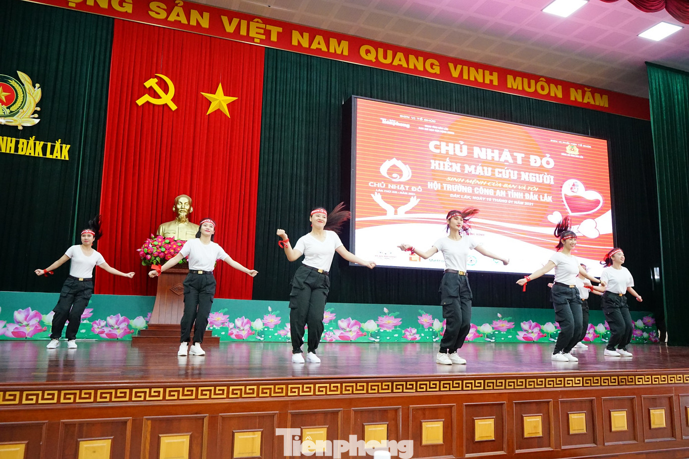 Chủ nhật Đỏ tại Công an tỉnh Đắk Lắk: Nhà tu hành, người dân vào hiến máu ảnh 2