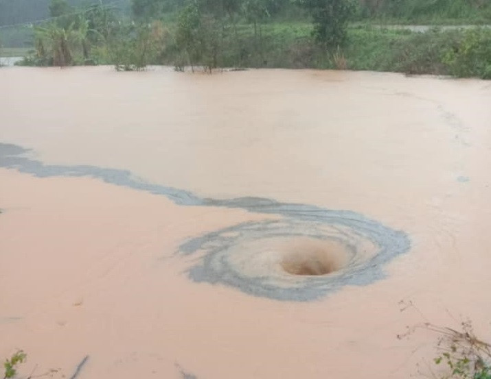 Đắk Lắk: Hàng trăm hộ dân bị cô lập, khắc phục QL26 'đứt làm đôi' ảnh 4