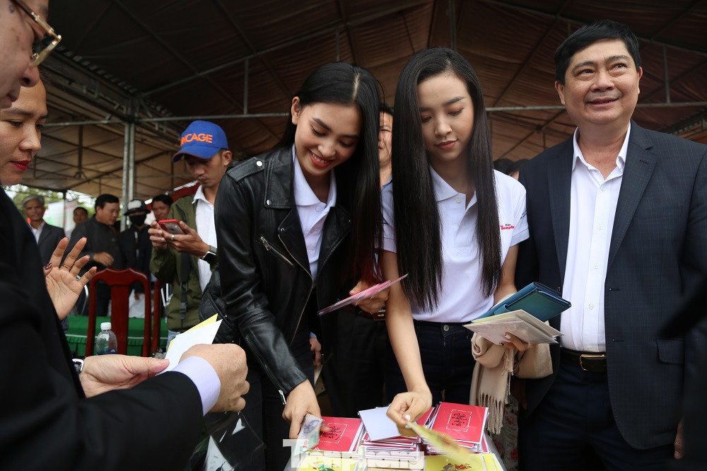 Hoa hậu Tiểu Vy, Á hậu Thúy An thân thiện giao lưu với trẻ em Ea Dah ảnh 8