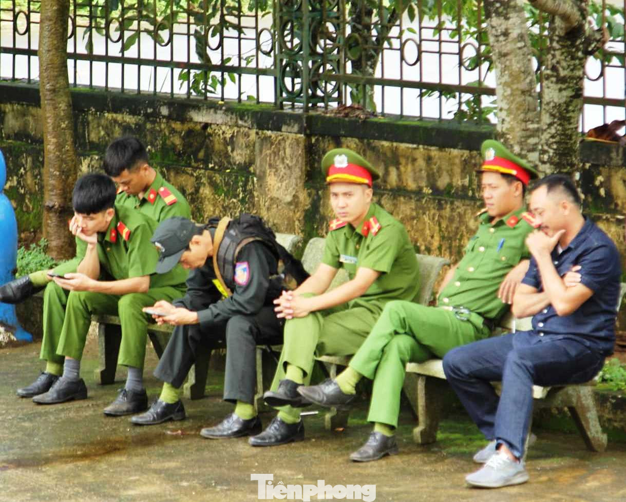 Vụ Phượng 'râu': Tạm hoãn xử do bị cáo giám đốc công ty phải cấp cứu đột xuất ảnh 1