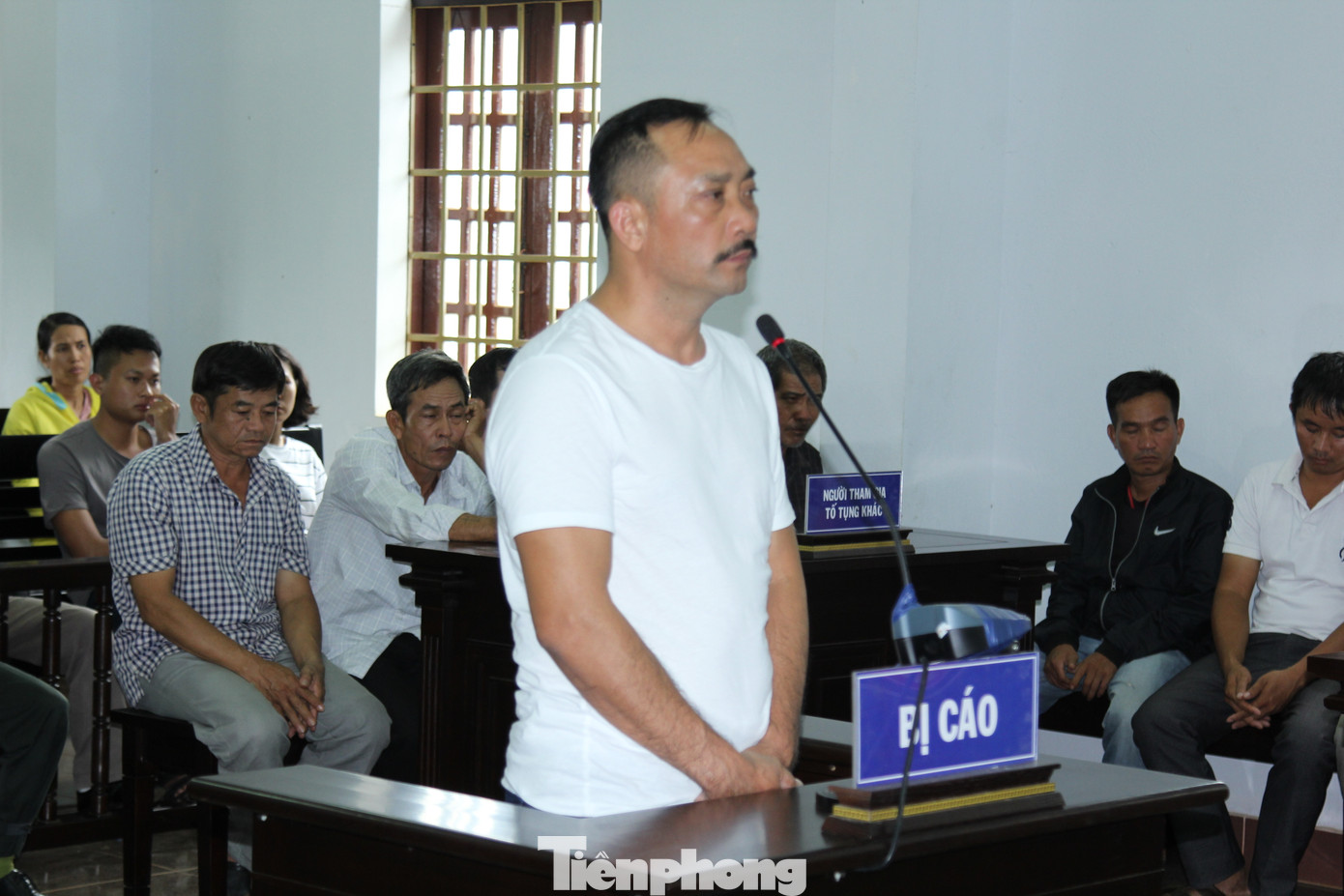 Phượng “râu” nghẹn ngào xin toà giảm án cho những người làm thuê ảnh 2