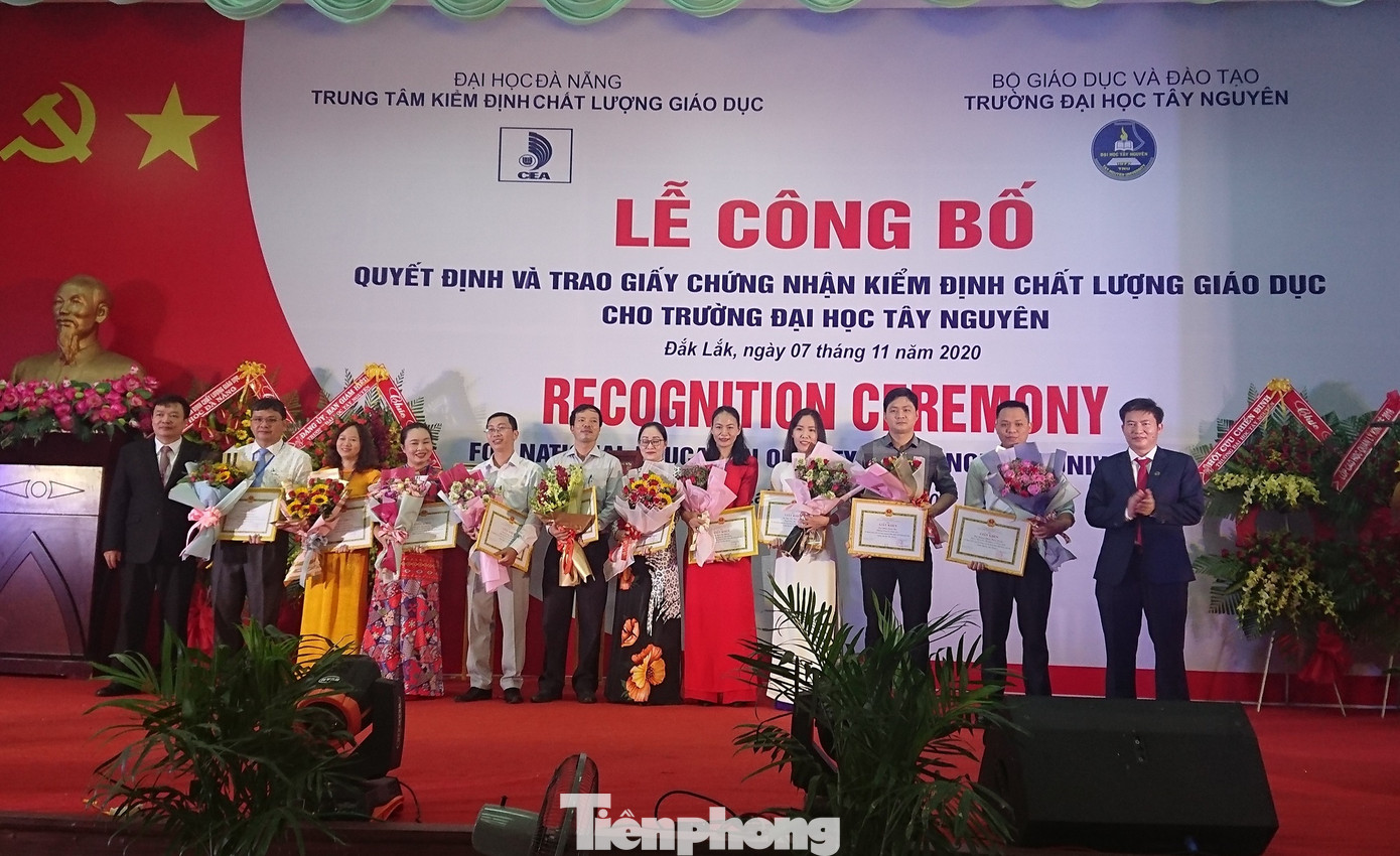 Đại học lớn nhất Tây Nguyên được trao chứng nhận kiểm định chất lượng ảnh 1
