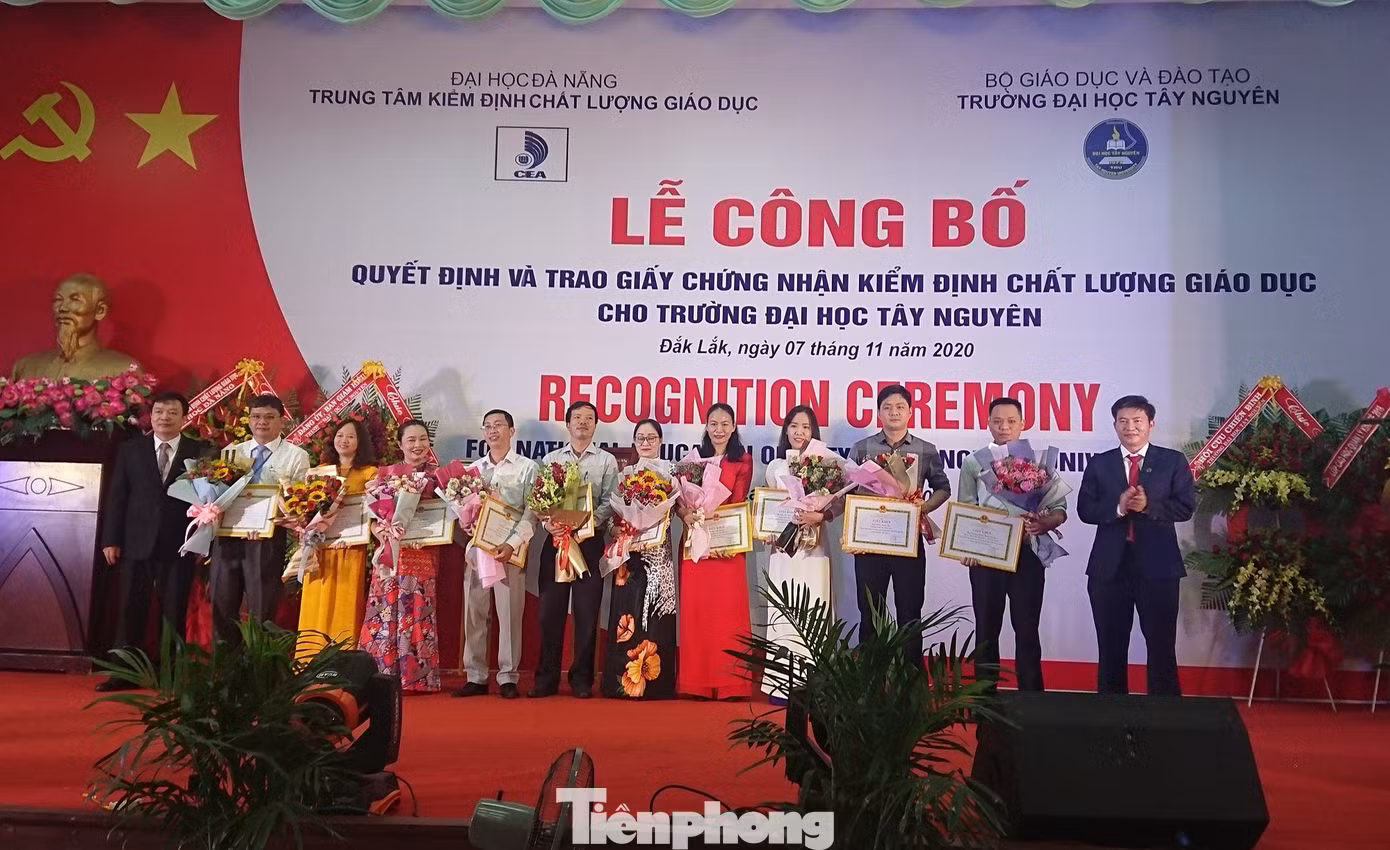 Đại học lớn nhất Tây Nguyên được trao chứng nhận kiểm định chất lượng ảnh 1