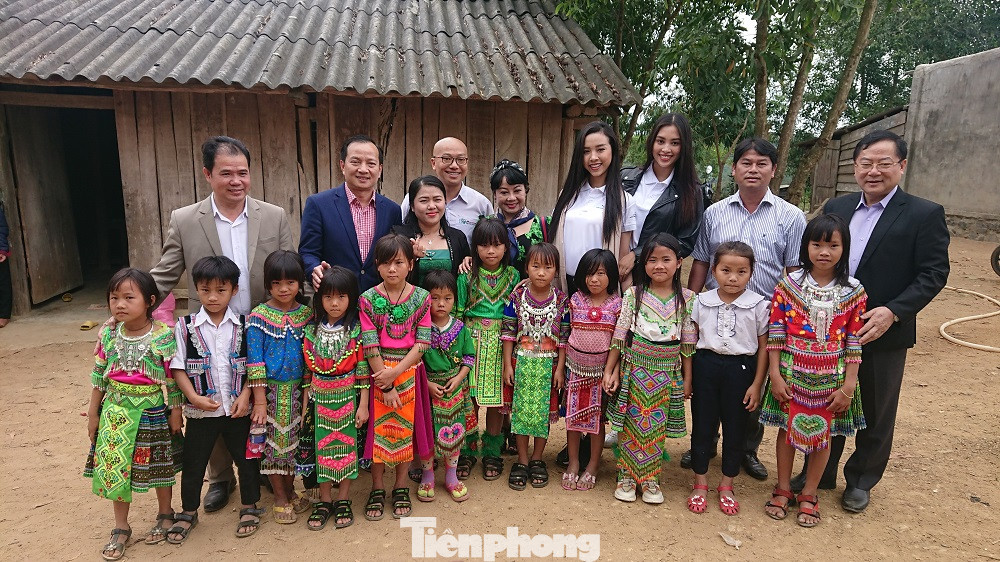 Hoa hậu Tiểu Vy, Á hậu Thúy An thân thiện giao lưu với trẻ em Ea Dah ảnh 9