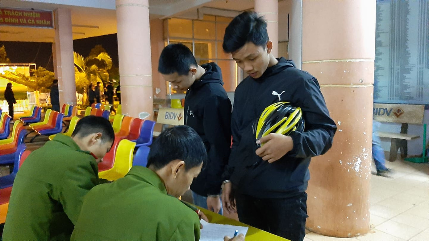 Hàng chục học sinh 2 trường mang hung khí hẹn nhau hỗn chiến trong đêm ảnh 1