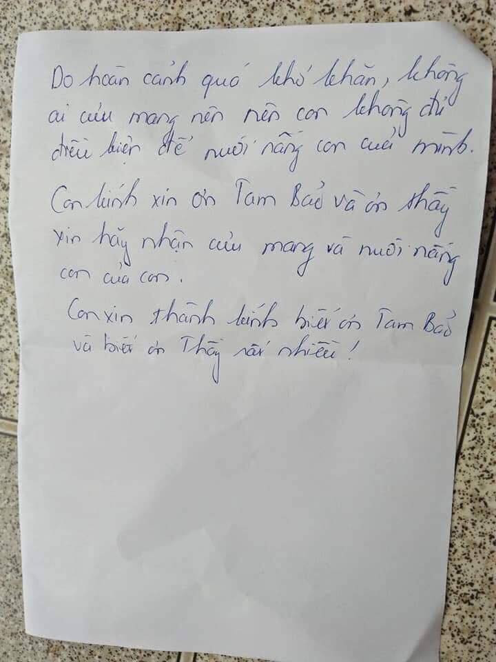 Tìm người thân bé trai 2 tháng tuổi bị bỏ rơi trong thùng ở nhà dân ảnh 1
