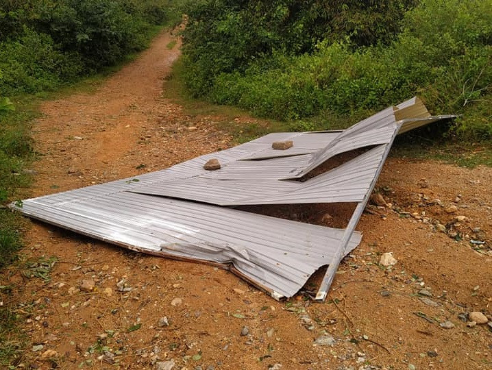 Gió mạnh hất tấm tôn bay trúng 1 người tử vong ảnh 1