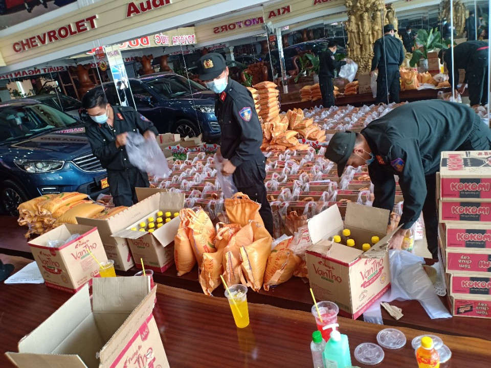 Công an Đắk Lắk trích lương ủng hộ người nghèo, phòng chống COVID-19 ảnh 7