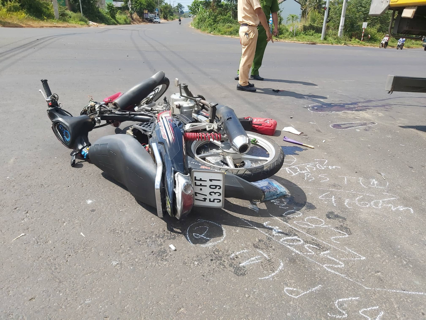 Tông vào xe tải, hai nam sinh thương vong ảnh 1