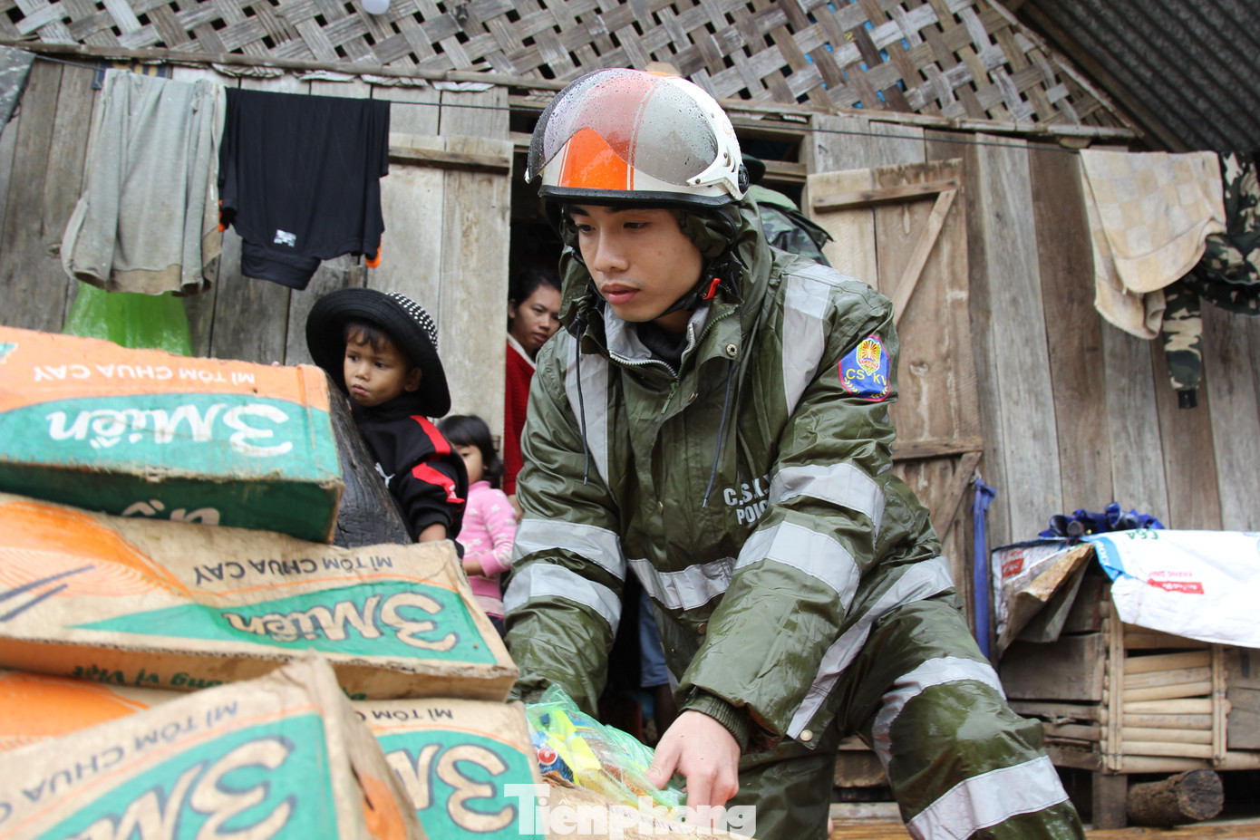 Công an đưa ca nô đi phát mì tôm cứu dân vùng ngập lụt Đắk Lắk ảnh 10