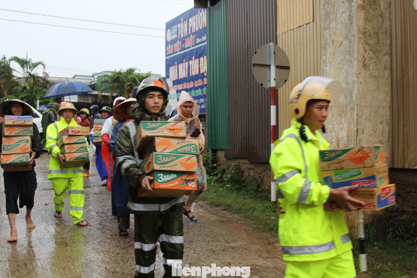 Công an đưa ca nô đi phát mì tôm cứu dân vùng ngập lụt Đắk Lắk ảnh 9
