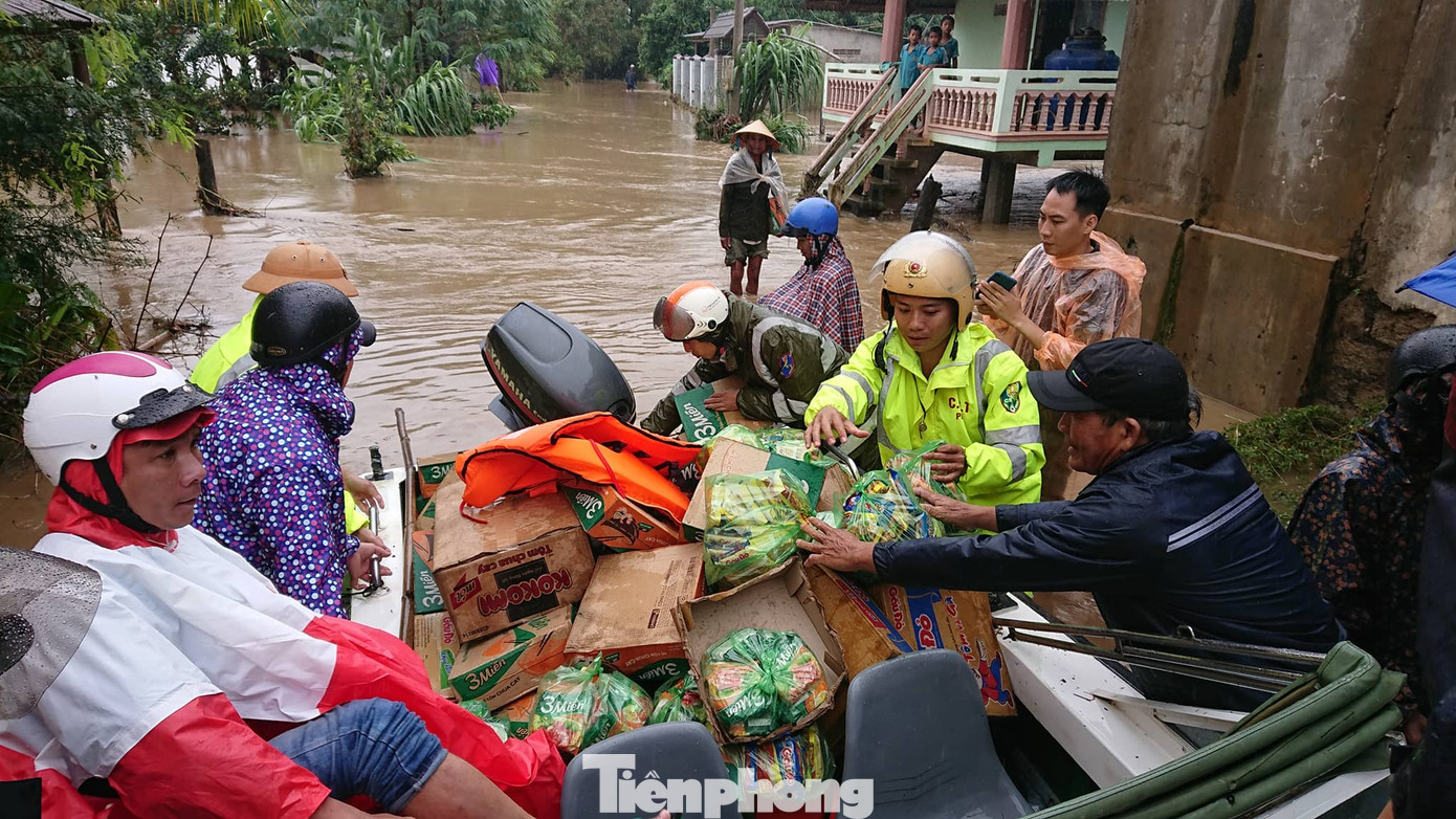 Công an đưa ca nô đi phát mì tôm cứu dân vùng ngập lụt Đắk Lắk ảnh 8