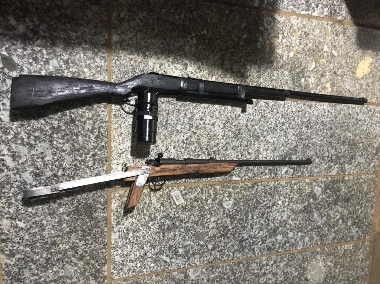 Trồng gần 300 cây cần sa và giữ 2 khẩu súng trong nhà ảnh 1