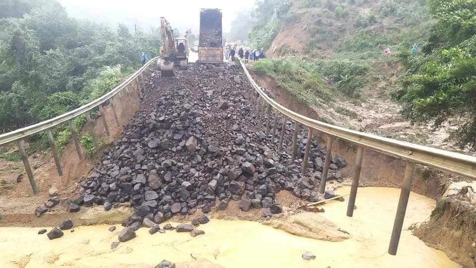 Đắk Lắk: Hàng trăm hộ dân bị cô lập, khắc phục QL26 'đứt làm đôi' ảnh 2