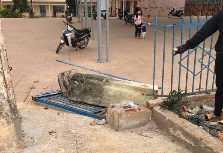 Cổng trường tiểu học đổ sập đè chết học sinh lớp 4 ảnh 1