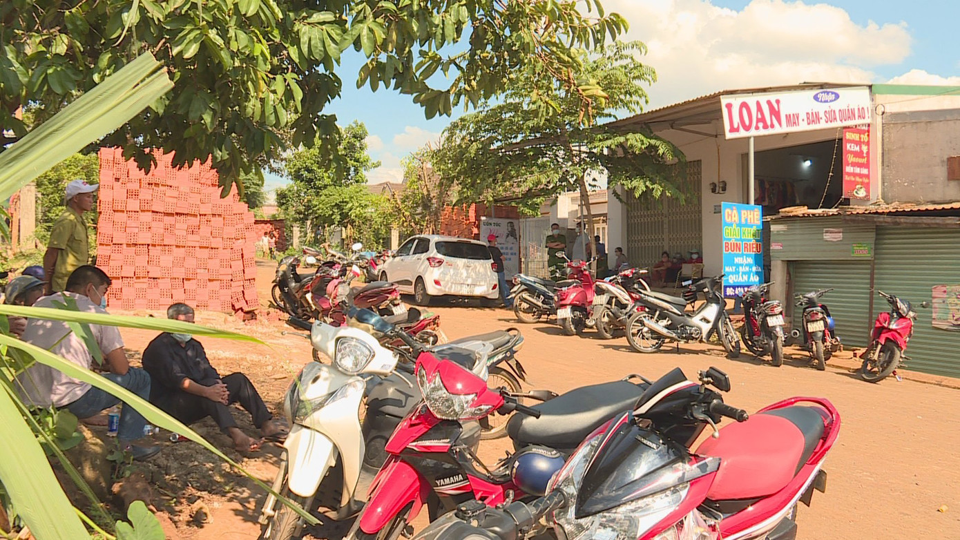 Hai vợ chồng tử vong trong tư thế treo cổ trong nhà trọ ảnh 1