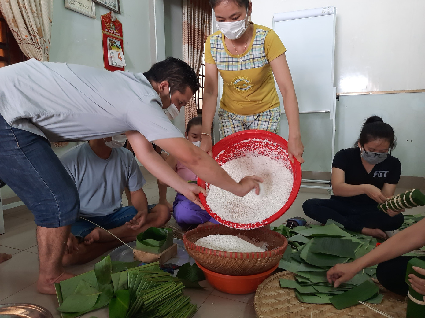 Bí thư đoàn trường gói bánh chưng gửi đến nơi điều trị bệnh nhân COVID-19 ảnh 1