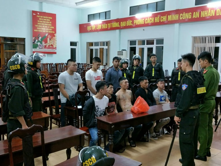 Vụ gần 50 thanh niên hỗn chiến bằng 'bom xăng': Bắt tạm giam thêm 4 đối tượng ảnh 2