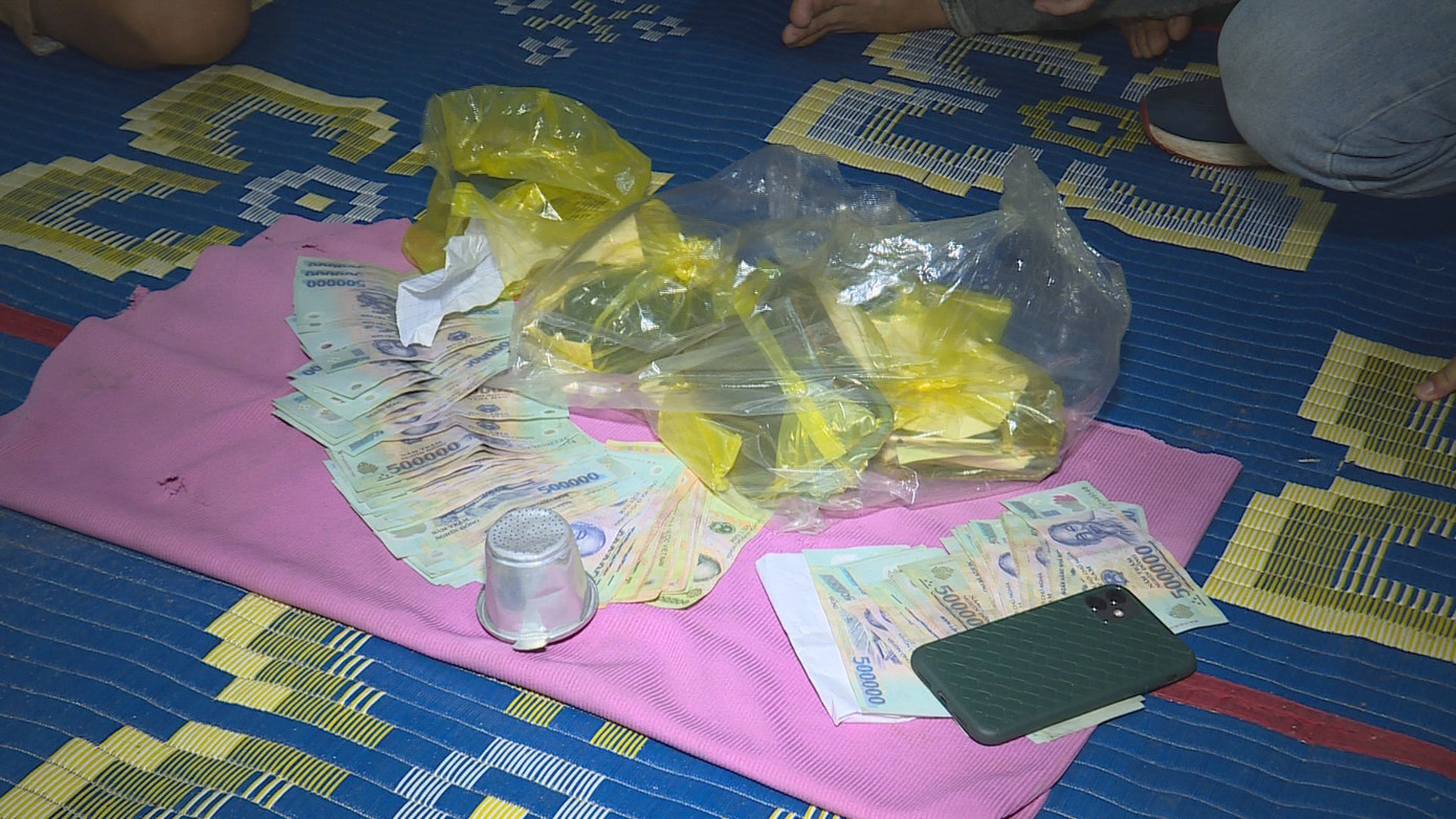 Bắt nhóm xóc đĩa bằng hạt dưa, phin cà phê ảnh 1