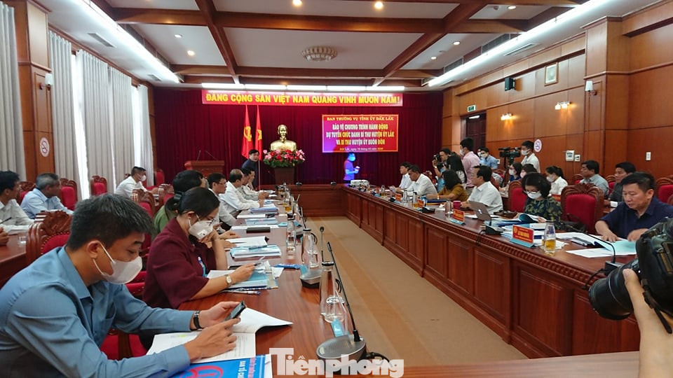 Các ứng viên vào 'phòng thi' tuyển chọn Bí thư huyện ủy ảnh 1