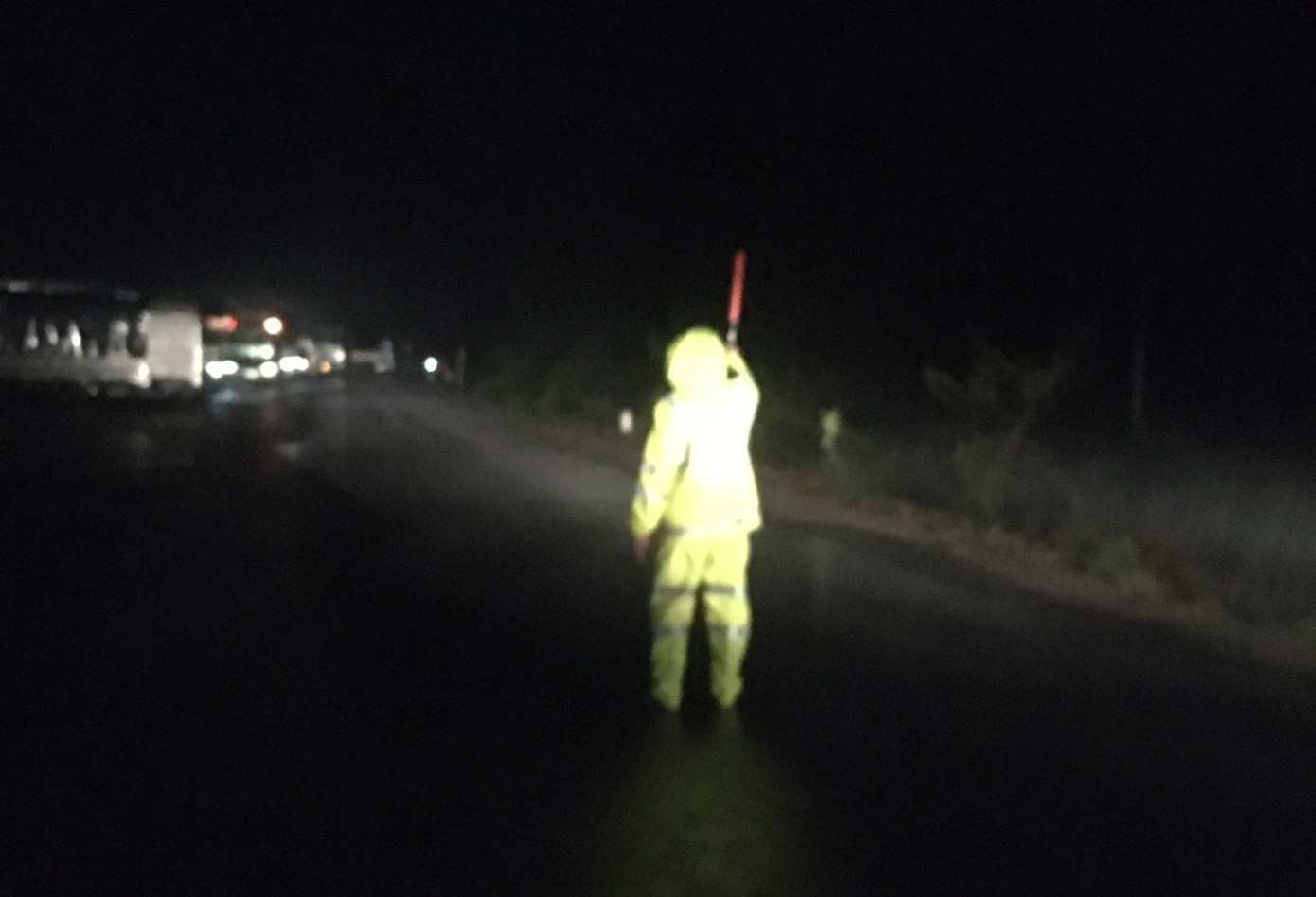 Đường Đắk Lắk-Khánh Hoà tê liệt, CSGT xuyên đêm túc trực ảnh 1