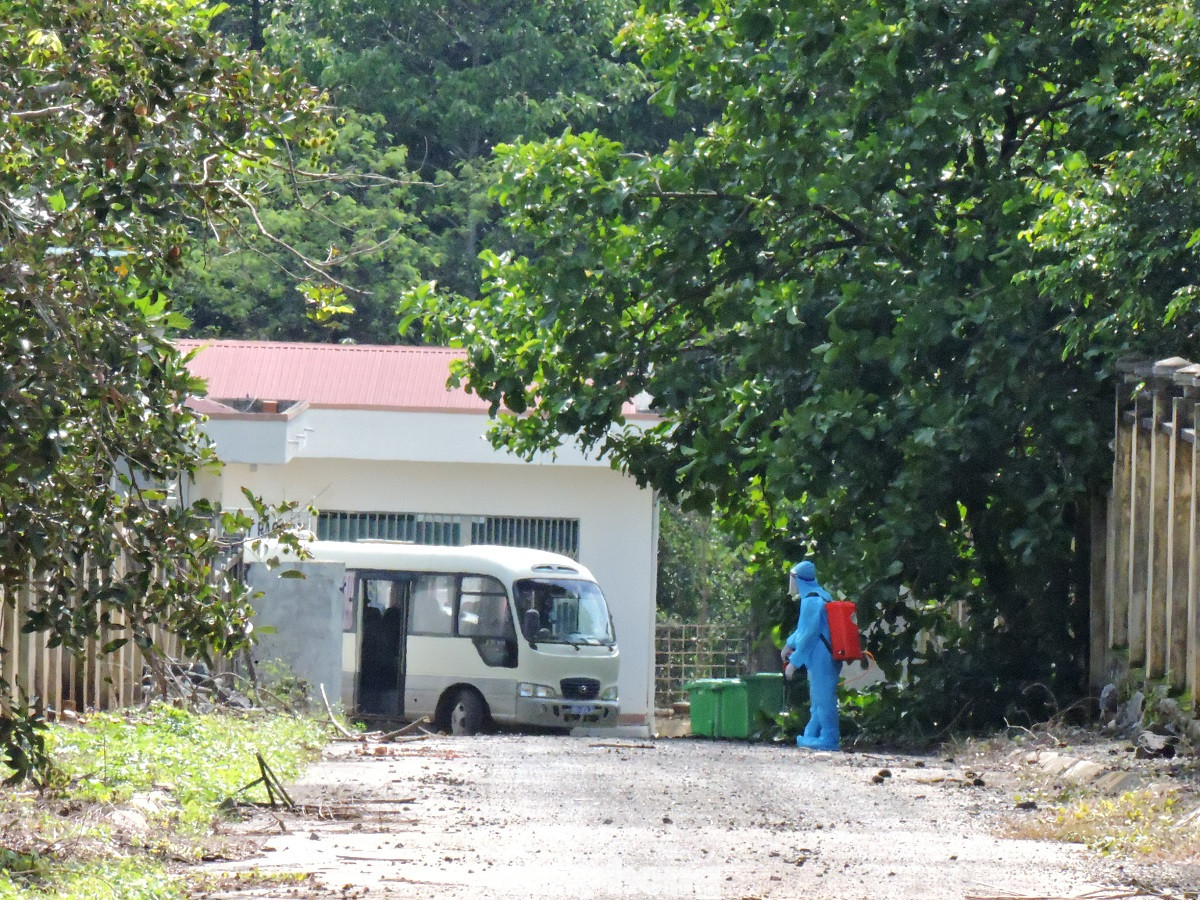 Đắk Lắk: Ca mắc COVID-19 và người nghi ngờ được chuyển đến nơi cách ly mới ảnh 9