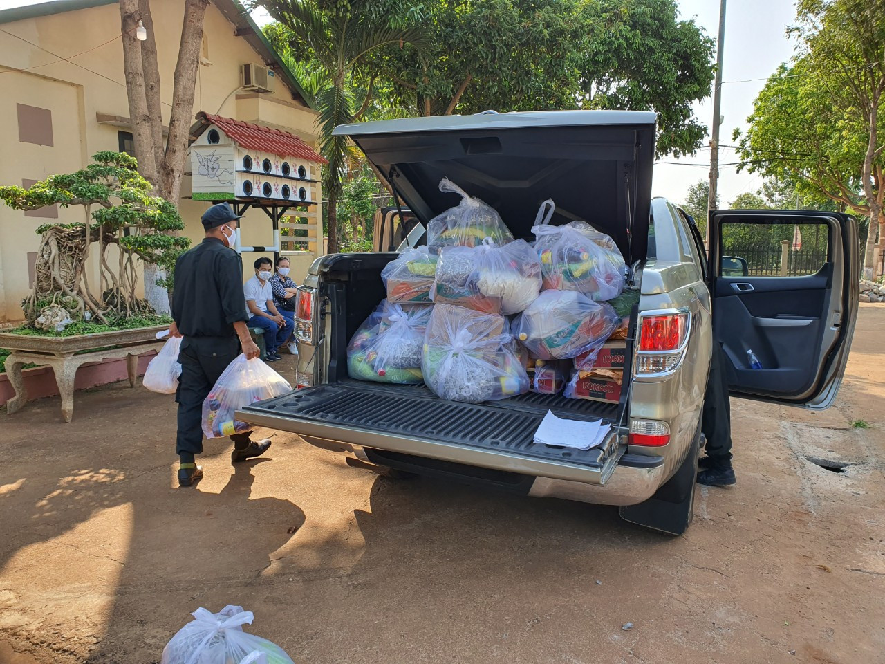 Công an Đắk Lắk trích lương ủng hộ người nghèo, phòng chống COVID-19 ảnh 5