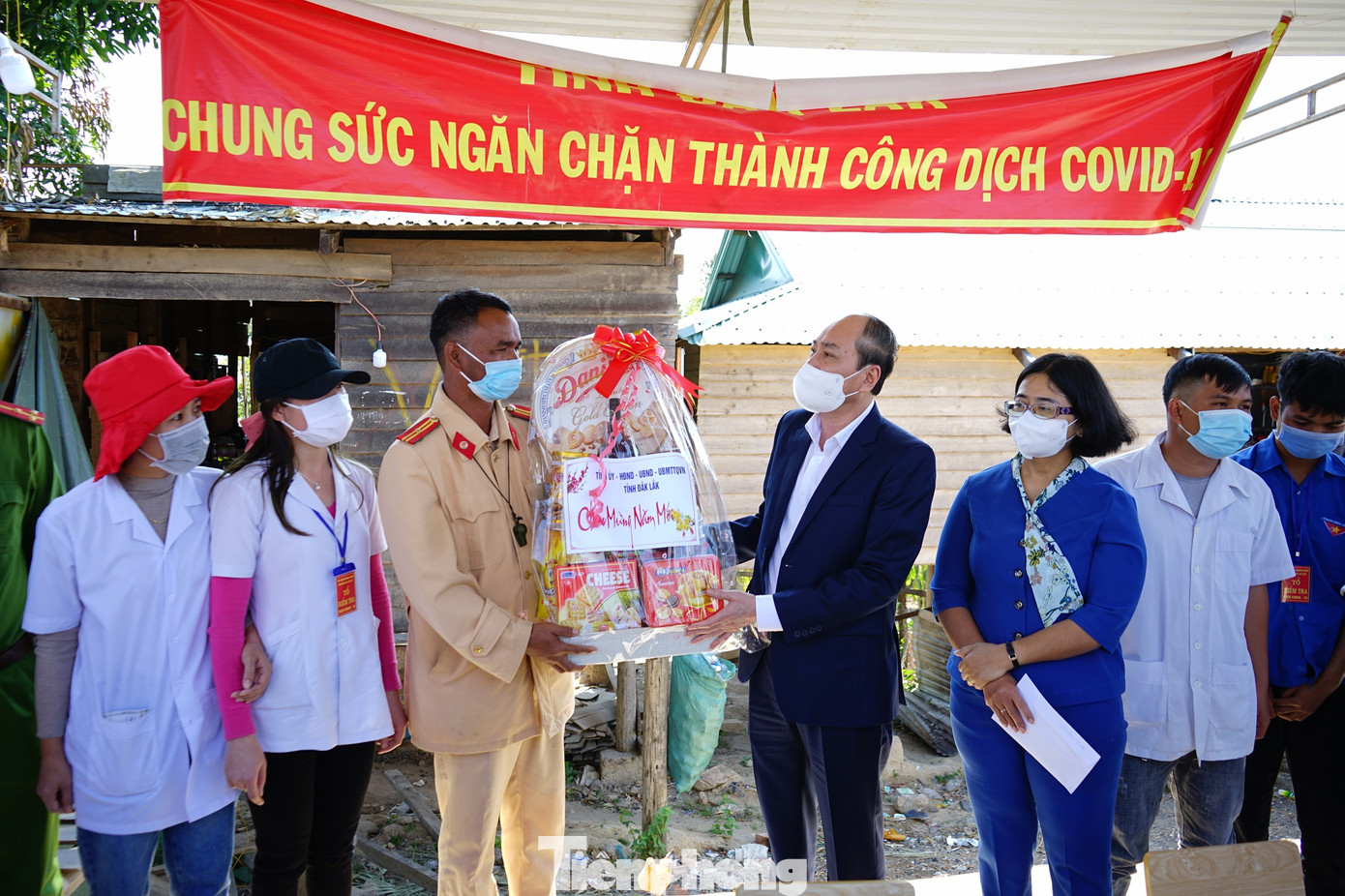 Ngày đầu năm mới, Chủ tịch Đắk Lắk đến các chốt kiểm soát dịch bệnh chúc Tết ảnh 4